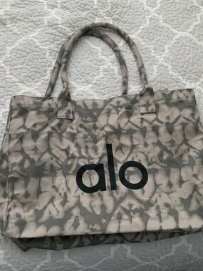 Large alo yoga tote